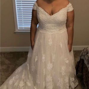 Plus size Oleg Cassini wedding dress size 20